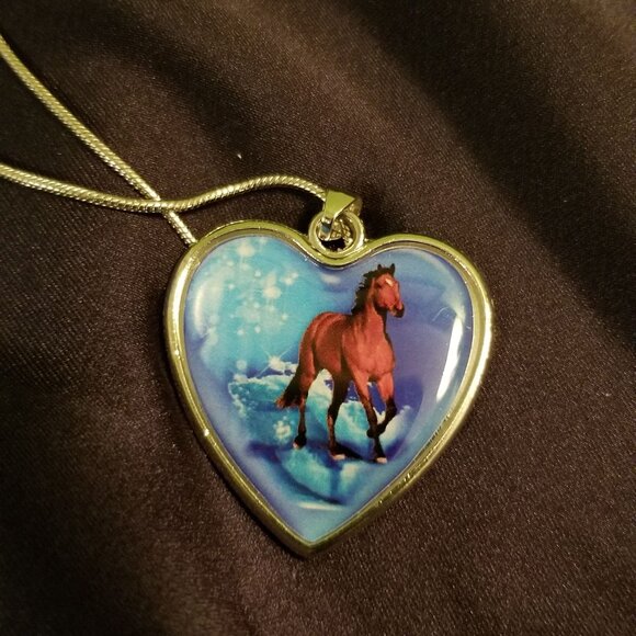 NWOT horse heart-shaped pendant - Picture 2 of 4
